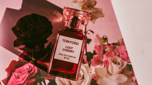 Tom Ford Lost Cherry Flakon af einem Bild mit Rosen